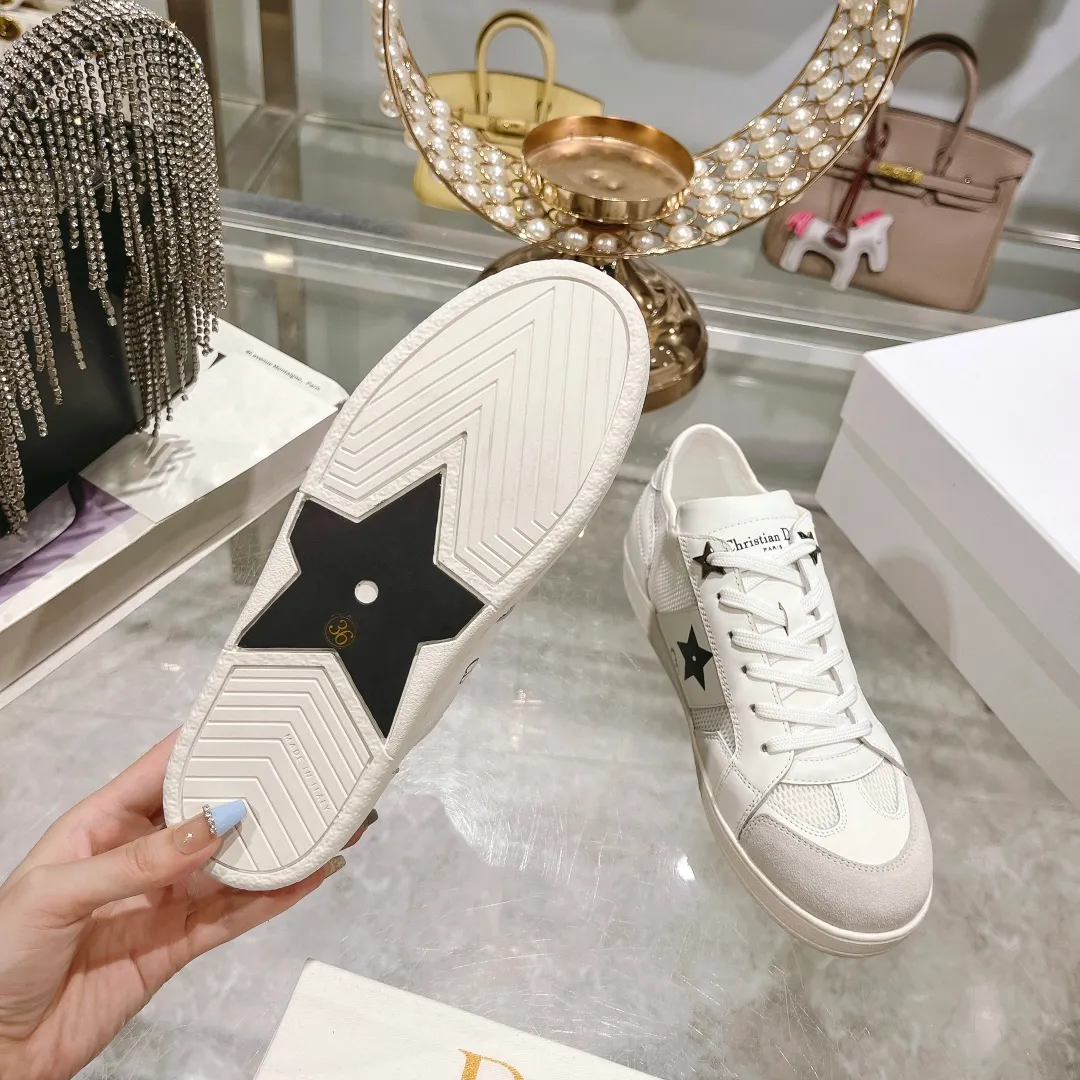 👟👟Ex-factory price 560👟👟Dior2024 new white shoes, Dior Dior Star women's sports shoes, very light summer white shoes. The upper is carefully made of imported suede, decorated with tonal suede panels, metal stars decorate the lace eyelets, and breathable mesh inside. The upper is punched and designed not to stuffy the feet. It is equipped with Christian Dior logo and thin soles. The thick sole is suitable for all seasons! Size: 35-41 (40 and 41 are customized and cannot be returned or exchanged)